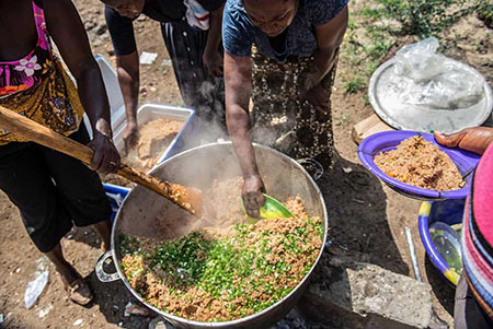 donne cucinano per orfani dell'ebola